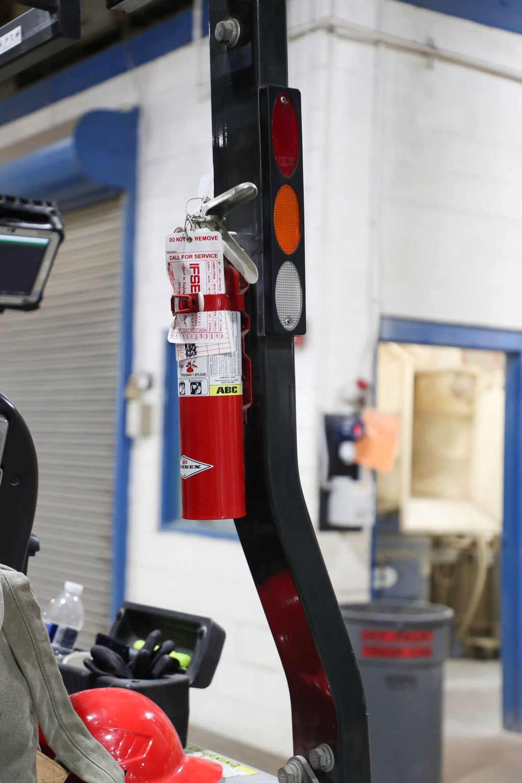2.5 Pound ABC Dry Chemical Fire Extinguisher with Wall Bracket Q366190